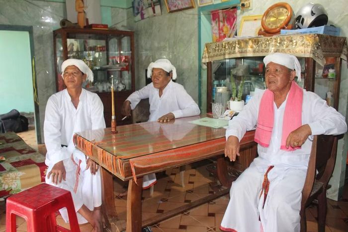 Ông Thông Long bàn chuyện làm ăn, phát triển kinh tế với hàng xóm và con cái trong gia đình. (Nguồn: Vietnam+)