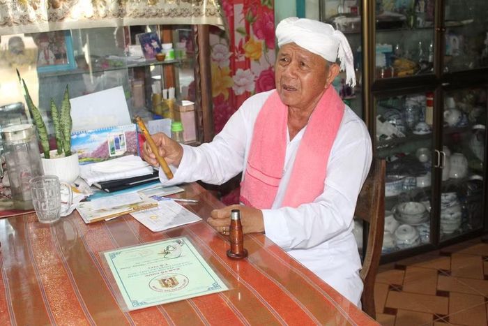 Ông Thông Long say sưa kể về câu chuyện đến với kèn Saranai. (Nguồn: Vietnam+)