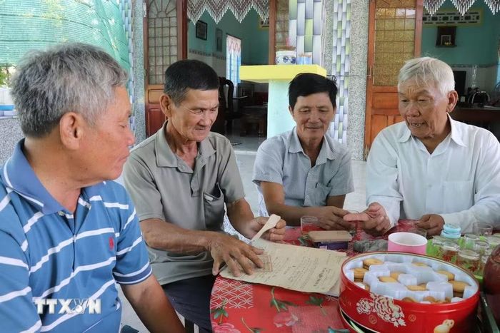 Những ngày này, cả gia đình quây quần bên nhau chờ kết quả giám định ADN để được đón anh mình trở về quê hương. (Ảnh: Đức Hạnh/TTXVN)