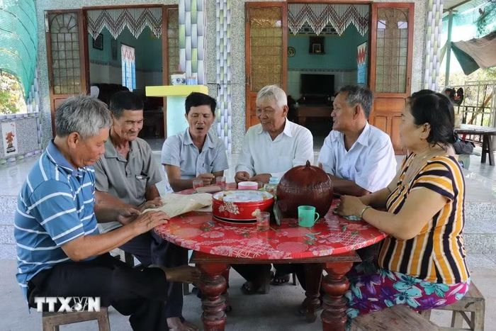 Những ngày này cả gia đình quây quần bên nhau chờ kết quả giám định ADN để được đón anh mình trở về quê hương. (Ảnh: Đức Hạnh/TTXVN)