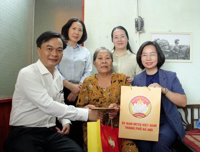MTTQ Việt Nam thành phố Hà Nội tri ân người có công với cách mạng nhân dịp 79 năm Ngày Thương binh - Liệt sĩ. (Ảnh: PV/Vietnam+)
