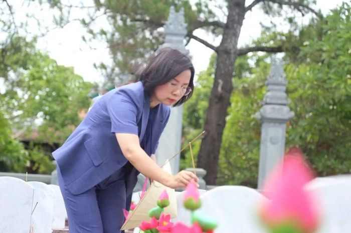 Chủ tịch Ủy ban MTTQ Việt Nam thành phố Hà Nội thắp hương tưởng niệm các anh hùng liệt sĩ tại Nghĩa trang Liệt sĩ Trường Sơn. (Ảnh: PV/Vietnam+)