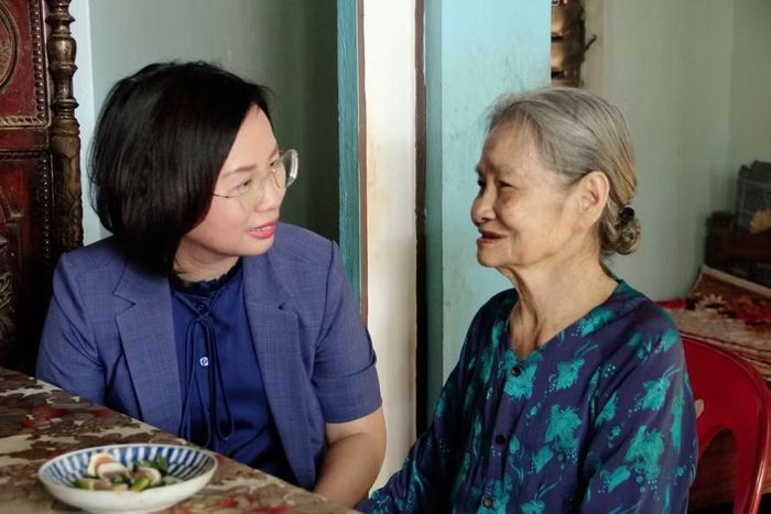 Ủy ban MTTQ Việt Nam thành phố Hà Nội thăm và tặng quà Mẹ Việt Nam anh hùng. (Ảnh: PV/Vietnam+)