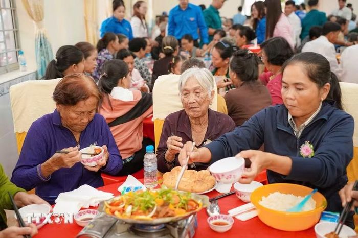 "Bữa cơm nghĩa tình" ấm áp. (Ảnh: Ánh Tuyết/TTXVN)