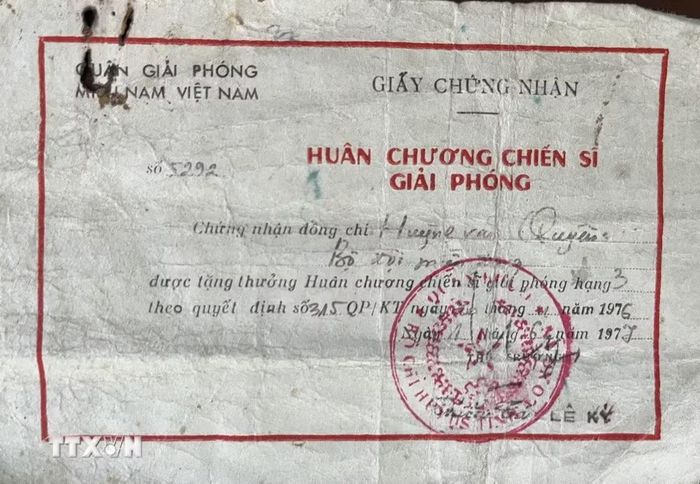 Những giấy tờ còn lại của liệt sỹ Huỳnh Văn Quên được gia đình gìn giữ. (Ảnh: Đức Hạnh/TTXVN)