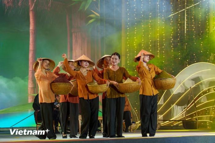 Các nữ vũ công duyên dáng với đạo cụ nón lá và thúng tre mộc mạc, gần gũi tái hiện cuộc sống làng quê Đà Nẵng (Quảng Nam). (Ảnh: Thanh Phong/Vietnam+)