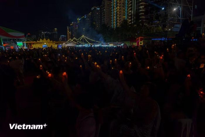 Hàng ngàn khán giả hòa mình vào không khí sôi động, thắp sáng đêm hội bằng ánh đèn. (Ảnh: Thanh Phong/Vietnam+)