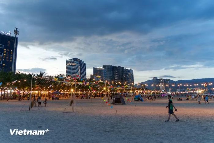 Không gian bãi biển lung linh ánh đèn khi đêm xuống, hứa hẹn chuỗi hoạt động xuyên đêm hấp dẫn. (Ảnh: Thanh Phong/Vietnam+)