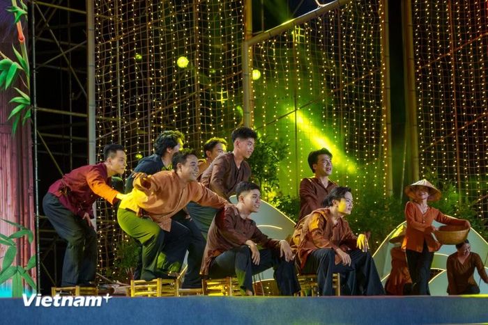 Sự khỏe khoắn trong tiết mục tái hiện đời sống lao động của những ngư dân vùng biển. (Ảnh: Thanh Phong/Vietnam+)