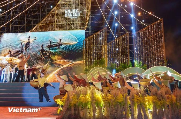 Không gian sân khấu như biến thành một ngày hội mùa màng rộn rã, tươi vui. (Ảnh: Thanh Phong/Vietnam+)