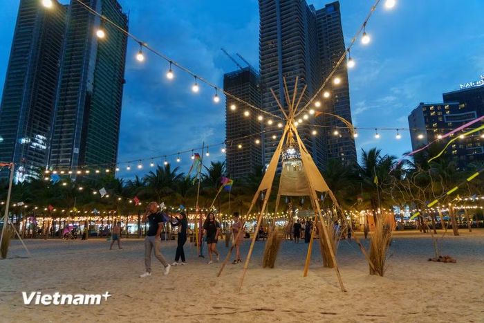 Những mô hình trang trí độc đáo trải dài trên cát làm bừng sáng cả một góc biển Đà Nẵng. (Ảnh: Thanh Phong/Vietnam+)