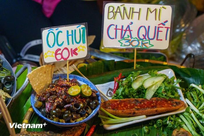 Ẩm thực đường phố đậm chất miền Trung là một trải nghiệm không thể bỏ lỡ tại lễ hội. (Ảnh: Thanh Phong/Vietnam+)