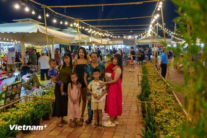 Dòng người tấp nập tham quan, dạo bước tại không gian các gian hàng rực rỡ ánh đèn. (Ảnh: Thanh Phong/Vietnam+)