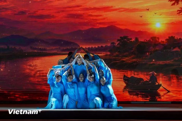 Tiết mục múa nghệ thuật uyển chuyển, tái hiện vẻ đẹp thơ mộng của non nước Đà Nẵng. (Ảnh: Thanh Phong/Vietnam+)