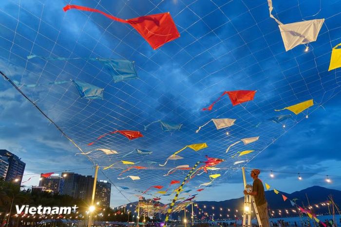 Bầu trời chiều chạng vạng thêm phần rực rỡ với hàng trăm cánh diều bay lượn trong gió biển. (Ảnh: Thanh Phong/Vietnam+)