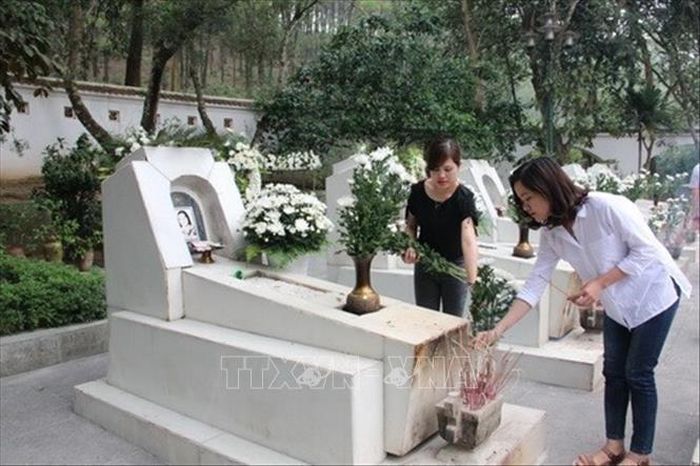Nhân dân dâng hương tưởng niệm 10 nữ liệt sĩ TNXP tại Khu di tích Ngã ba Đồng Lộc, Hà Tĩnh. Ảnh: Hoàng Ngà/TTXVN