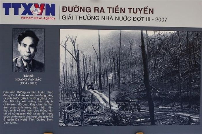 Tác giả Hoàng Văn Sắc với các tác phẩm: “Đường ra tiền tuyến,” “Tiểu đội 10 cô gái ngã ba Đồng Lộc” nhận Giải thưởng Nhà nước về Văn học Nghệ thuật năm 2007. Ảnh: TTXVN
