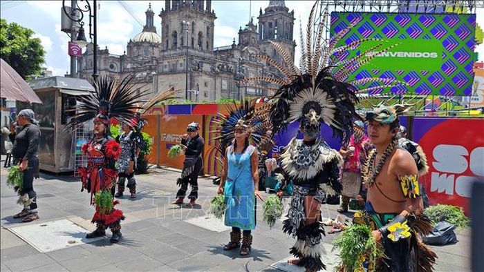 Quảng trường Zócalo - trái tim của thủ đô Mexico City - sôi động với không khí Fan Fest của World Cup 2026. Trong ảnh: Các nghệ nhân trong trang phục truyền thống thực hiện nghi lễ thanh tẩy giữa trung tâm thủ đô Mexico City.