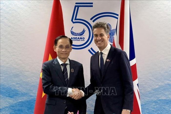 Bộ trưởng Ngoại giao Lê Hoài Trung và Bộ trưởng Ngoại giao Anh Ed Miliband.