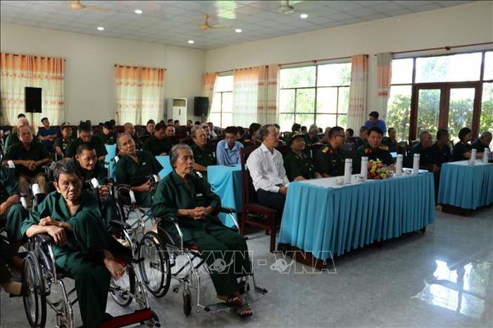 Đoàn của Trung tâm 286 (Bộ Tư lệnh tác chiến không gian mạng) đến thăm hỏi các bác thương, bệnh binh Trung tâm nhân dịp 79 năm ngày Thương binh - Liệt sĩ. Ảnh: Đoàn Mạnh Dương/TTXVN