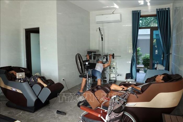 Các thương bệnh binh tập tại phòng mát xa trị liệu của Trung tâm. Ảnh: Đoàn Mạnh Dương/TTXVN