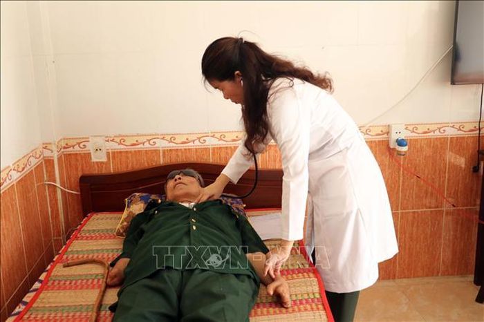 Thăm khám bệnh cho thương, bệnh binh. Ảnh: Đoàn Mạnh Dương - TTXVN