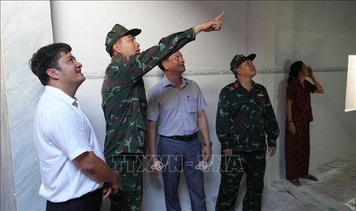 Lực lượng dân quân, quân sự xã Long Phụng, tỉnh Quảng Ngãi khẩn trương hoàn thiện căn nhà cho bà Đặng Thị Tám.