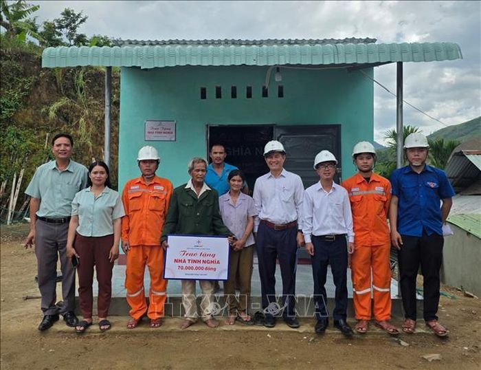 Căn nhà mới được Công ty Điện lực Quảng Ngãi trao tặng cho gia đình ông A Phâng, xã Kon Plông, tỉnh Quảng Ngãi vào chiều 22/7.