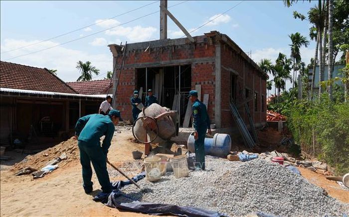 Lực lượng dân quân, quân sự xã Mộ Đức, tỉnh Quảng Ngãi hỗ trợ xây dựng nhà cho vợ chồng ông Lê Tám, bà Nguyễn Thị Mỹ Huệ.