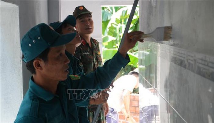 Lực lượng dân quân, quân sự xã Long Phụng, tỉnh Quảng Ngãi khẩn trương hoàn thiện căn nhà cho bà Đặng Thị Tám.