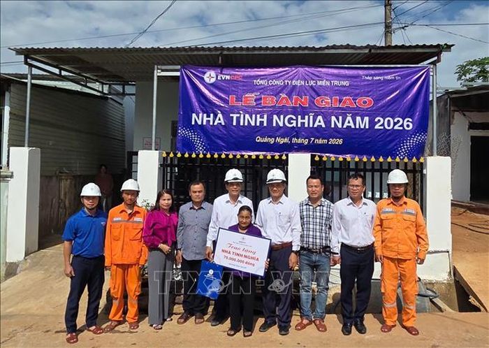 Căn nhà mới được Công ty Điện lực Quảng Ngãi trao tặng cho gia đình bà Y Hiền, xã Đăk Rve, tỉnh Quảng Ngãi vào sáng 22/7.