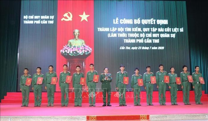 Trao quyết định điều động của Bộ Chỉ huy Quân sự thành phố đối với Quân nhân chuyên nghiệp, hạ sĩ quan, binh sĩ tham gia Đội tìm kiếm, quy tập hài cốt liệt sĩ (lâm thời) thuộc Bộ Chỉ huy Quân sự thành phố. Ảnh: Ngọc Thiện/TTXVN