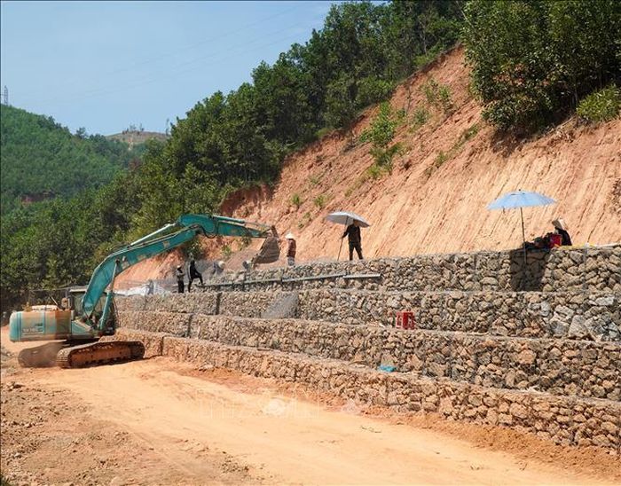 Xây tường chắn bằng rọ đá để xử lý triệt để nguy cơ sạt trượt.
