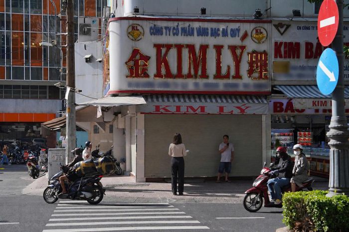 Người mua kim cương đến các cửa hàng để bán lại nhưng đa số các cửa hàng kinh doanh đã đóng cửa.