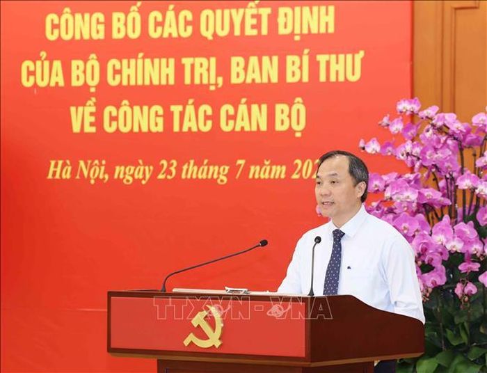 Đồng chí Hoàng Trung Dũng, Ủy viên Trung ương Đảng, Phó Trưởng Ban Thường trực Ban Tổ chức Trung ương công bố các Quyết định của Bộ Chính trị, Ban Bí thư về công tác cán bộ. Ảnh: Phương Hoa/TTXVN