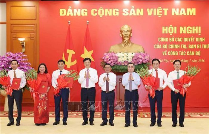 Đồng chí Trần Cẩm Tú, Ủy viên Bộ Chính trị, Thường trực Ban Bí thư trao Quyết định của Bộ Chính trị, Ban Bí thư về công tác cán bộ. Ảnh: Phương Hoa/TTXVN