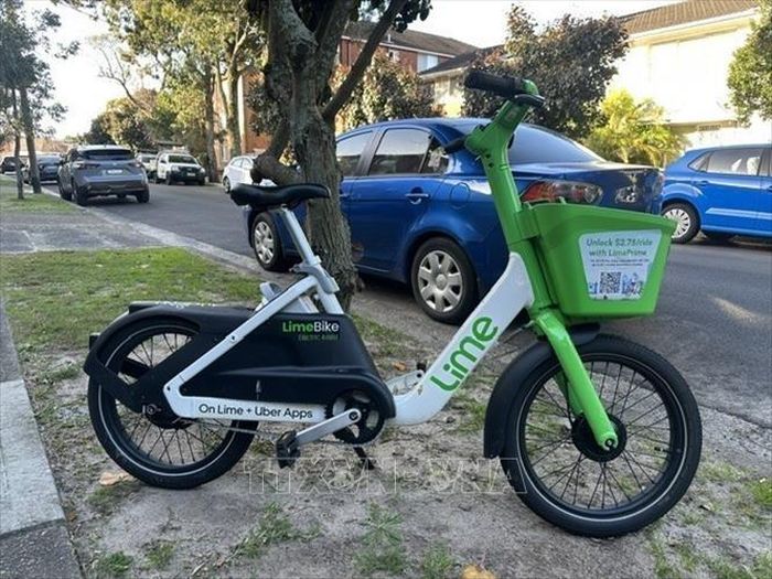 Xe đạp điện dùng chung Lime phổ biến tại hầu hết các thành phố lớn của Australia. Ảnh Diệu Linh - PV TTXVN tại Australia