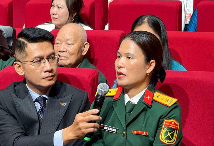 Nữ Thượng tá Đặng Thị Bích Trang chia sẻ tại hội nghị.