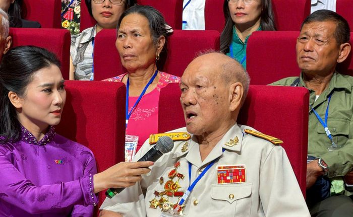 Đại tá Nguyễn Hữu Tài vẫn giữ trọn khí thế hào sảng khi nhắc về những năm tháng đi qua các cuộc kháng chiến.