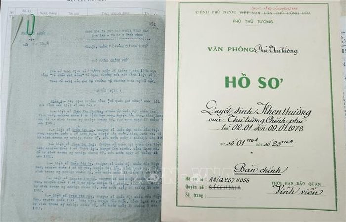 Hồ sơ quyết định khen thưởng của Thủ tướng Chính phủ về việc tặng thưởng Bằng “Tổ quốc ghi công” cho gia đình các liệt sĩ, trong đó có Quyết định số 04TtgA tặng cho gia đình liệt sĩ Huỳnh Văn Quên. Ảnh: Chu Thanh Vân/TTXVN