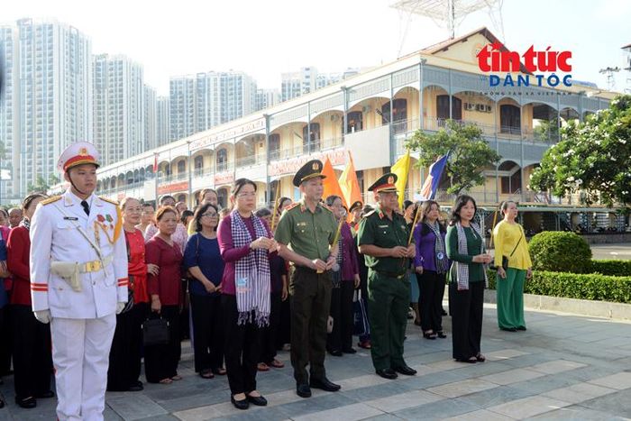 Đại diện lãnh đạo Thành ủy, Bộ Tư lệnh, Công an Thành phố cùng Mẹ Việt Nam Anh hùng, vợ liệt sĩ, vợ thương binh nặng, vợ thương binh đặc biệt nặng dâng hương, hoa tại tượng đài Chủ tịch Hồ Chí Minh.