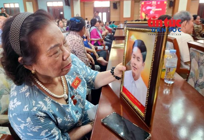 Bà Nguyễn Thị Thuận (83 tuổi, phường Phú Thạnh) nghẹn ngào khi nhận bức ảnh phục dựng của chồng là liệt sĩ Hoàng Văn Khế.