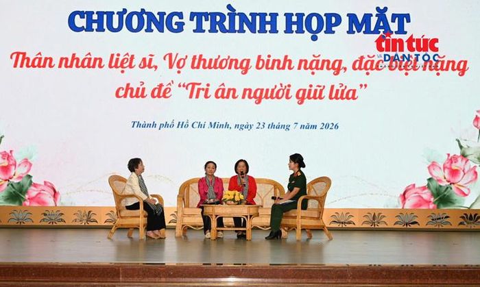 Chương trình giao lưu với ba tấm gương vợ thương binh nặng tiêu biểu.