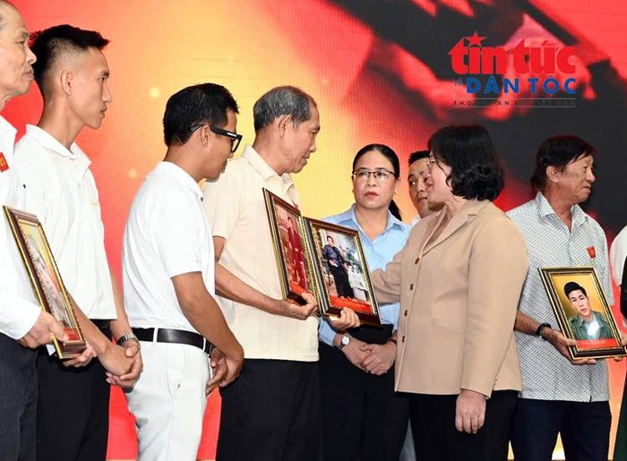 Bà Văn Thị Bạch Tuyết, Phó Bí thư Thành ủy TP Hồ Chí Minh trao di ảnh phục dựng chân dung liệt sĩ và chia sẻ tình cảm cùng với các gia đình.