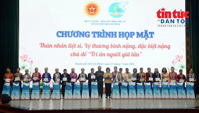Trao tặng quà cho các vợ liệt sĩ, vợ thương binh nặng và thương binh đặc biệt nặng.