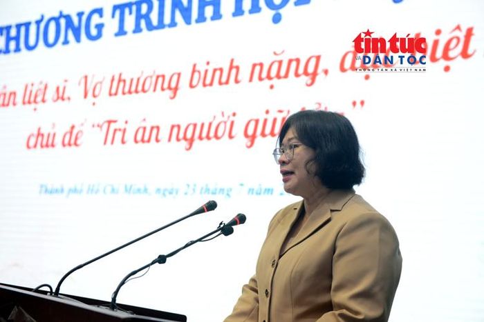 Bà Văn Thị Bạch Tuyết, Phó Bí thư Thành ủy TP Hồ Chí Minh phát biểu tại chương trình họp mặt Mẹ Việt Nam Anh hùng, vợ liệt sĩ, vợ thương binh nặng và thương binh đặc biệt nặng.