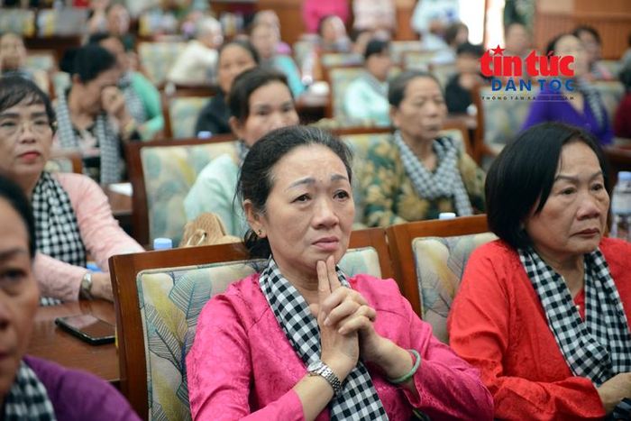 Nhiều người xúc động khi thấy các bức ảnh chân dung liệt sĩ được phục dựng.