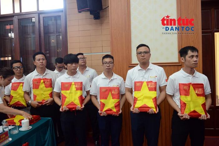 Những bức ảnh phục dựng chân dung liệt sĩ được nhóm Team Lee thực hiện mang đến trao cho thân nhân các gia đình.
