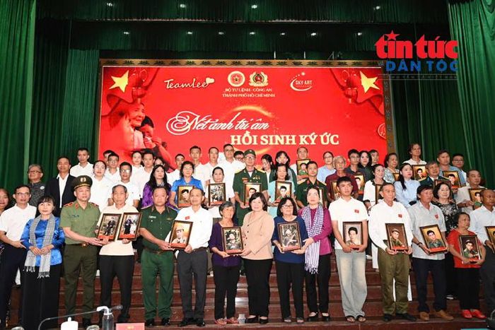 54 bức ảnh phục dựng chân dung liệt sĩ được trao cho các gia đình.