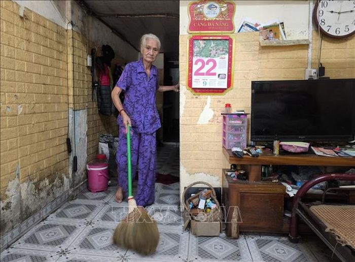 Bà Trần Thị Huyến (80 tuổi, ở chung cư Thuận Phước, phường Hải Châu) kiến nghị thành phố tiếp tục hỗ trợ bố trí nhà ở xã hội cho người dân chung cư để sớm ổn định cuộc sống sau khi di dời. Ảnh: Quốc Dũng/TTXVN
